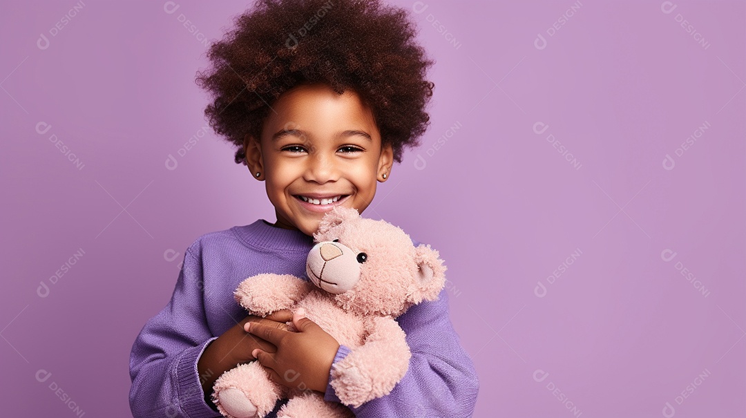 Linda criança brincando com brinquedo sobre fundo isolado