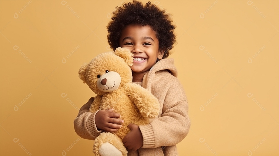 Linda criança brincando com brinquedo sobre fundo isolado