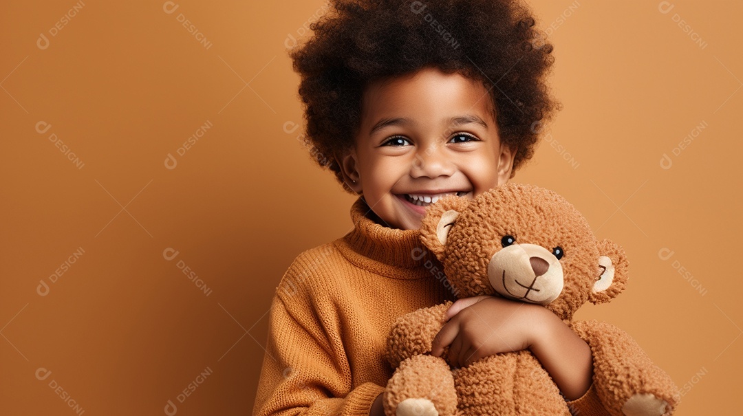 Linda criança brincando com brinquedo sobre fundo isolado