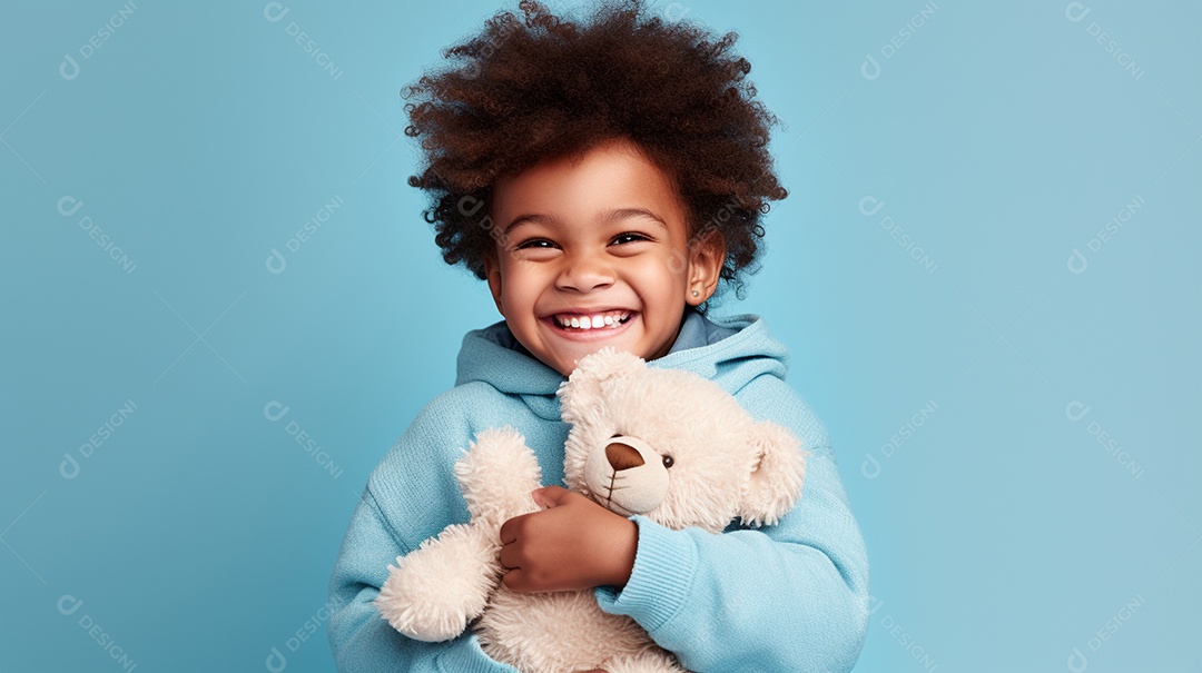 Linda criança brincando com brinquedo sobre fundo isolado