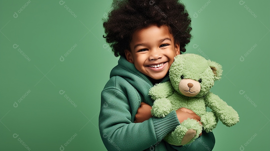 Linda criança brincando com brinquedo sobre fundo isolado