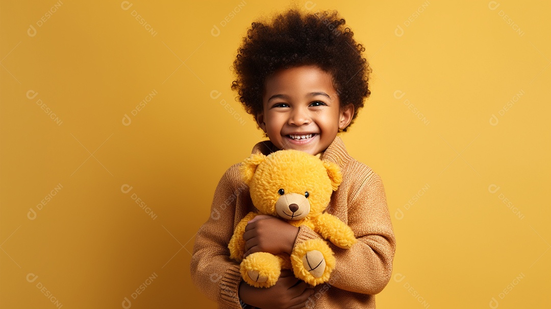 Linda criança brincando com brinquedo sobre fundo isolado