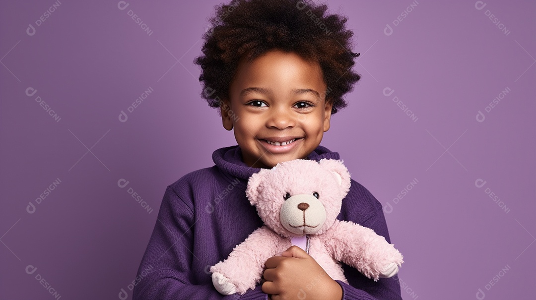 Linda criança brincando com brinquedo sobre fundo isolado