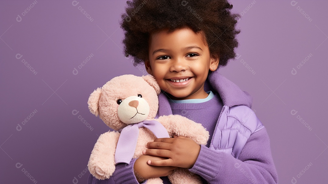 Linda criança brincando com brinquedo sobre fundo isolado