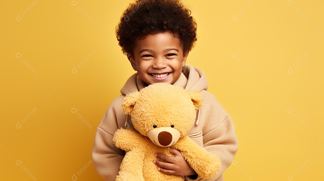 Linda criança brincando com brinquedo sobre fundo isolado