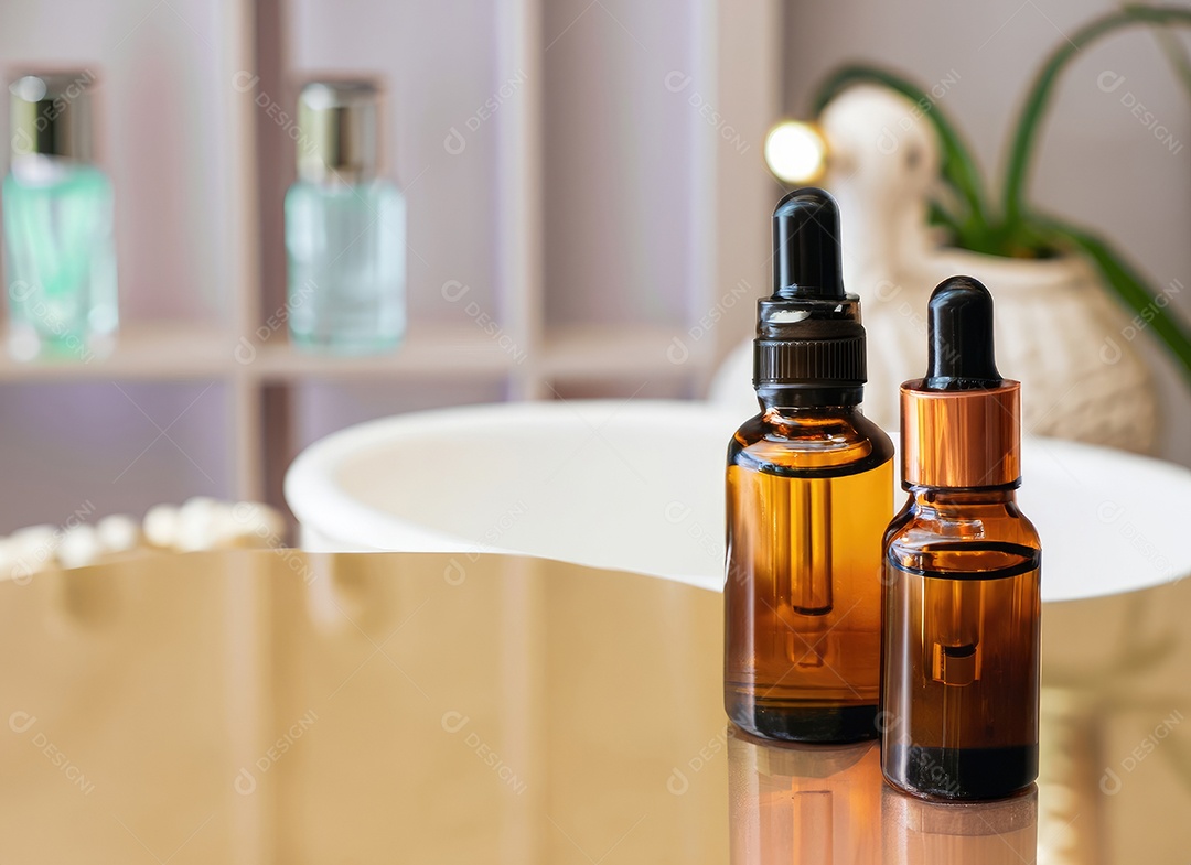 Garrafas no fundo da sala de spa. Soro de cuidados com a pele ou cosméticos naturais com óleo essencial.