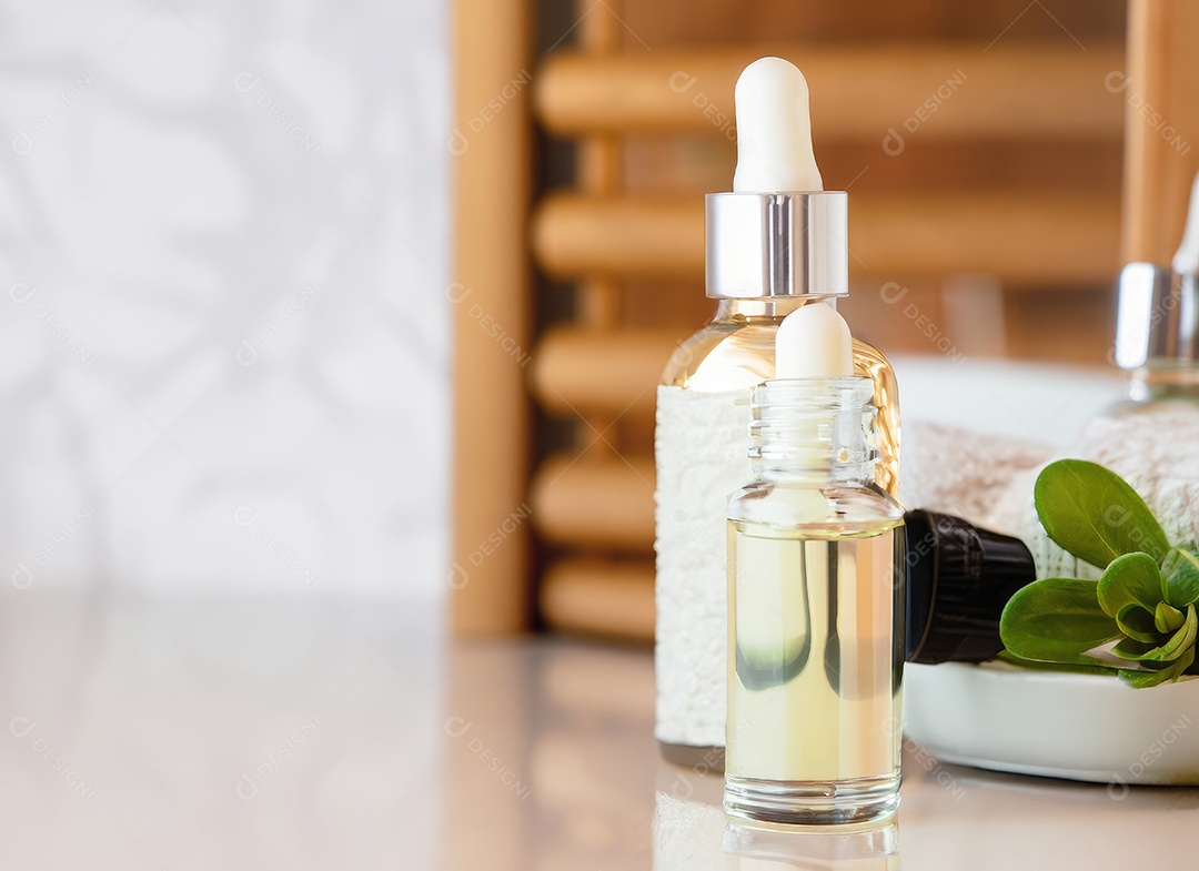 Garrafas no fundo da sala de spa. Soro de cuidados com a pele ou cosméticos naturais com óleo essencial.