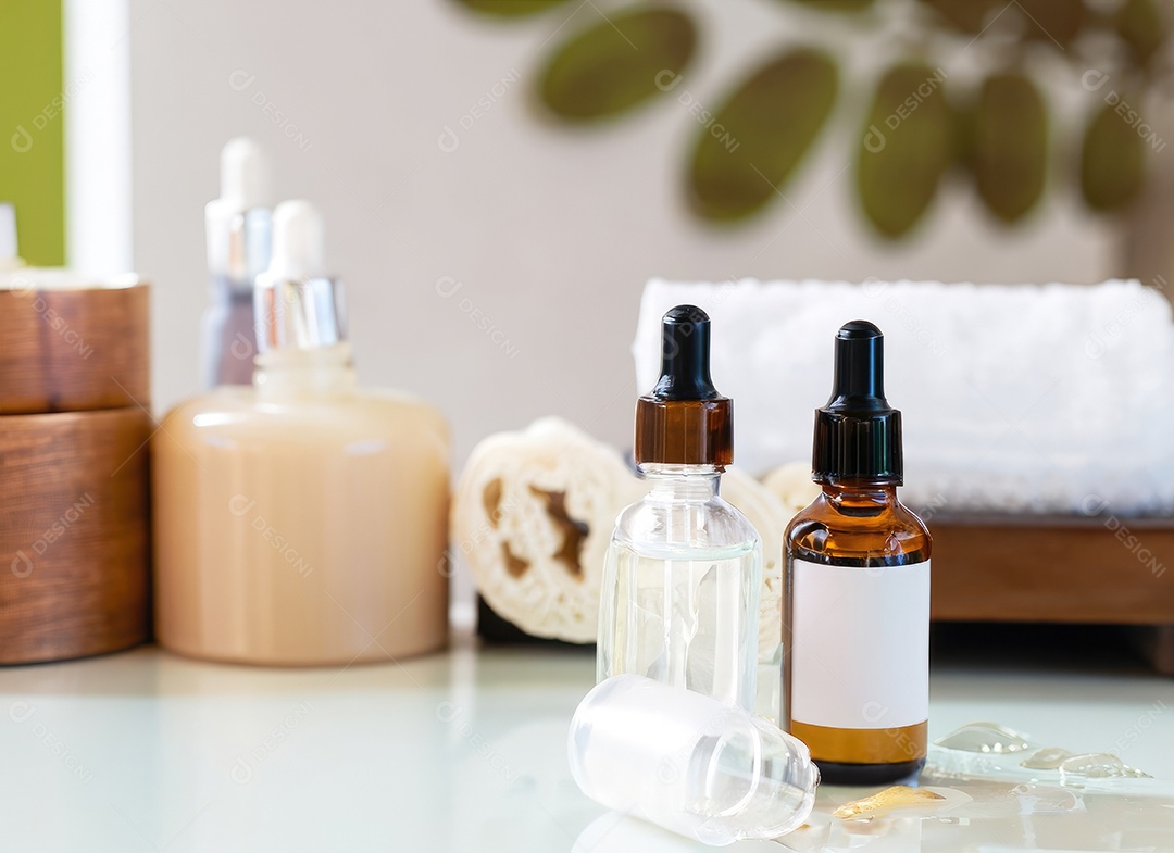Garrafas no fundo da sala de spa. Soro de cuidados com a pele ou cosméticos naturais com óleo essencial.
