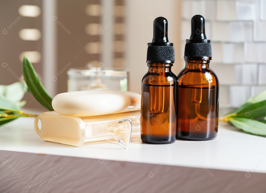 Garrafas no fundo da sala de spa. Soro de cuidados com a pele ou cosméticos naturais com óleo essencial.