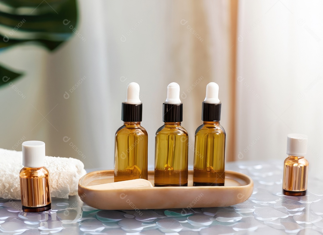 Garrafas no fundo da sala de spa. Soro de cuidados com a pele ou cosméticos naturais com óleo essencial.