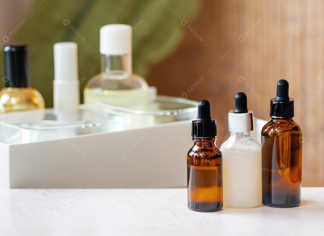 Garrafas no fundo da sala de spa. Soro de cuidados com a pele ou cosméticos naturais com óleo essencial.