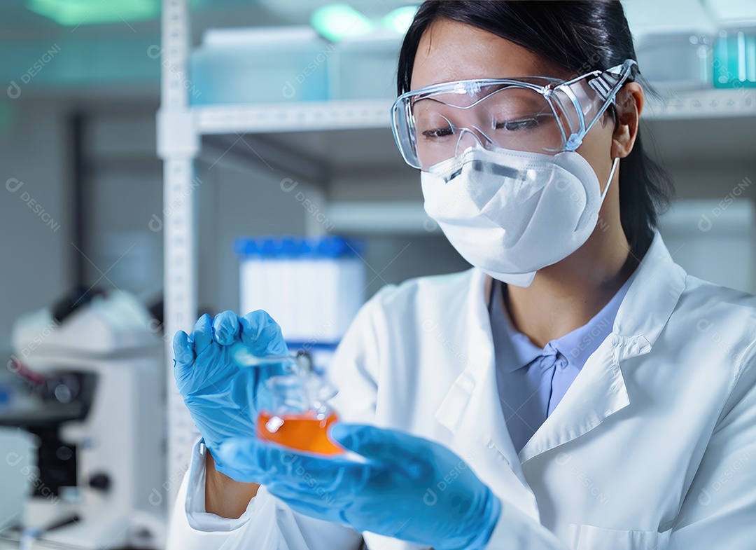 Pesquisador com uma máscara protetora trabalhando em um laboratório de pesquisa