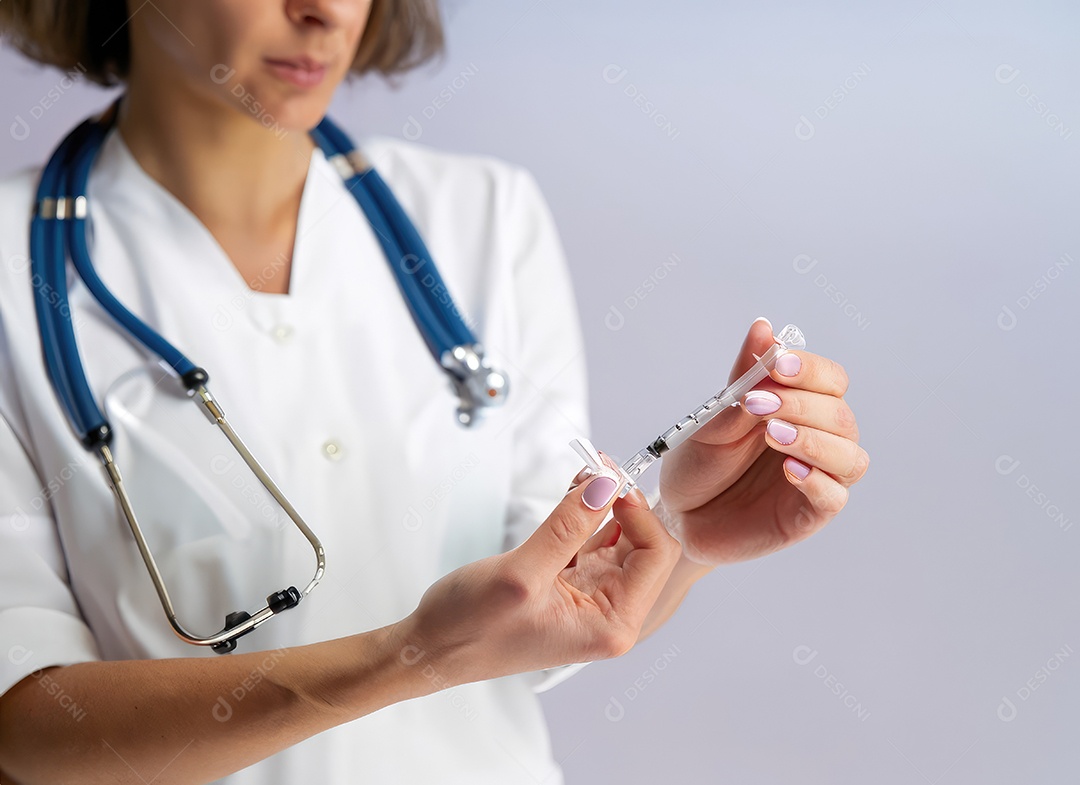 Médico segurando seringa