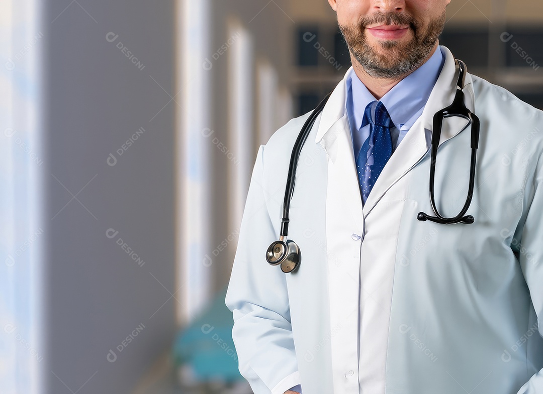 Médica trabalhando em uma clínica moderna durante a pandemia, cortada por duas mulheres de jaleco branco, médicos segurando uma seringa e um estetoscópio