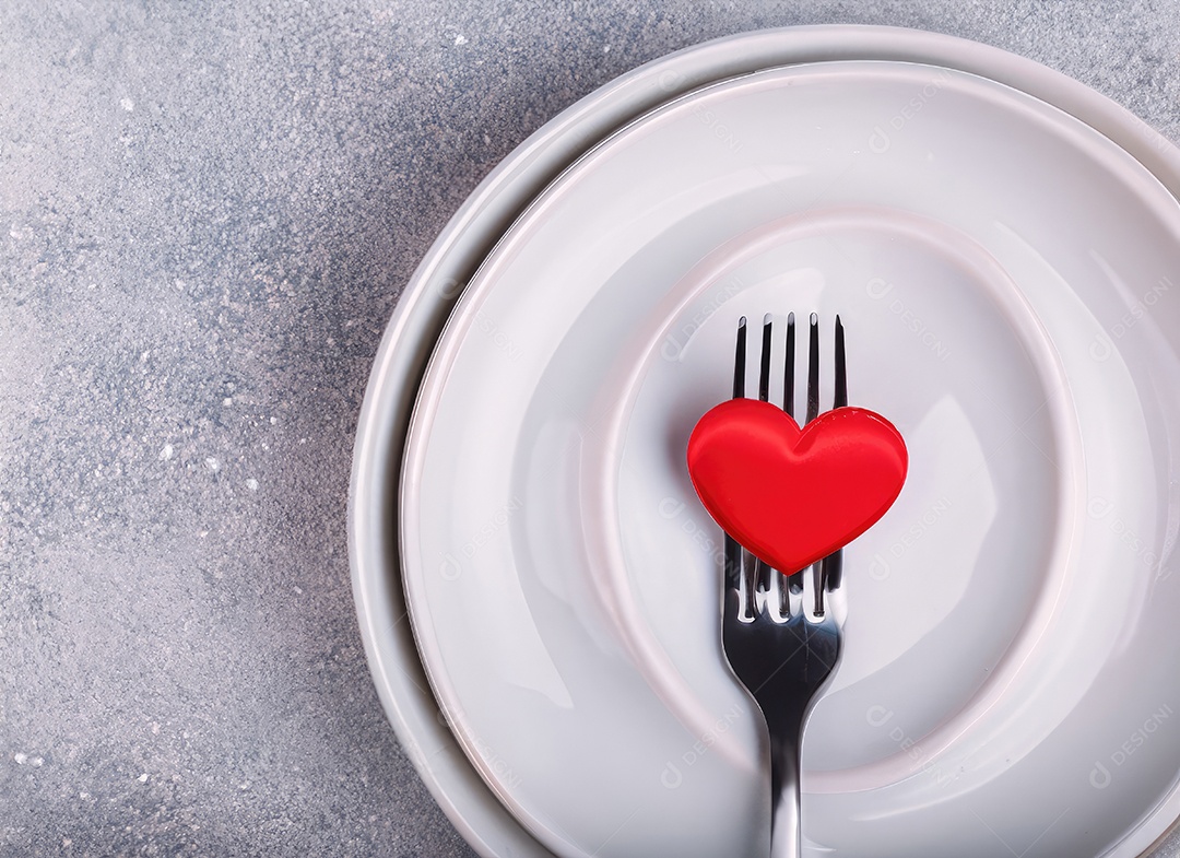 Configuração de mesa festiva. coração em um garfo de perto. conceito de férias. dia dos Namorados