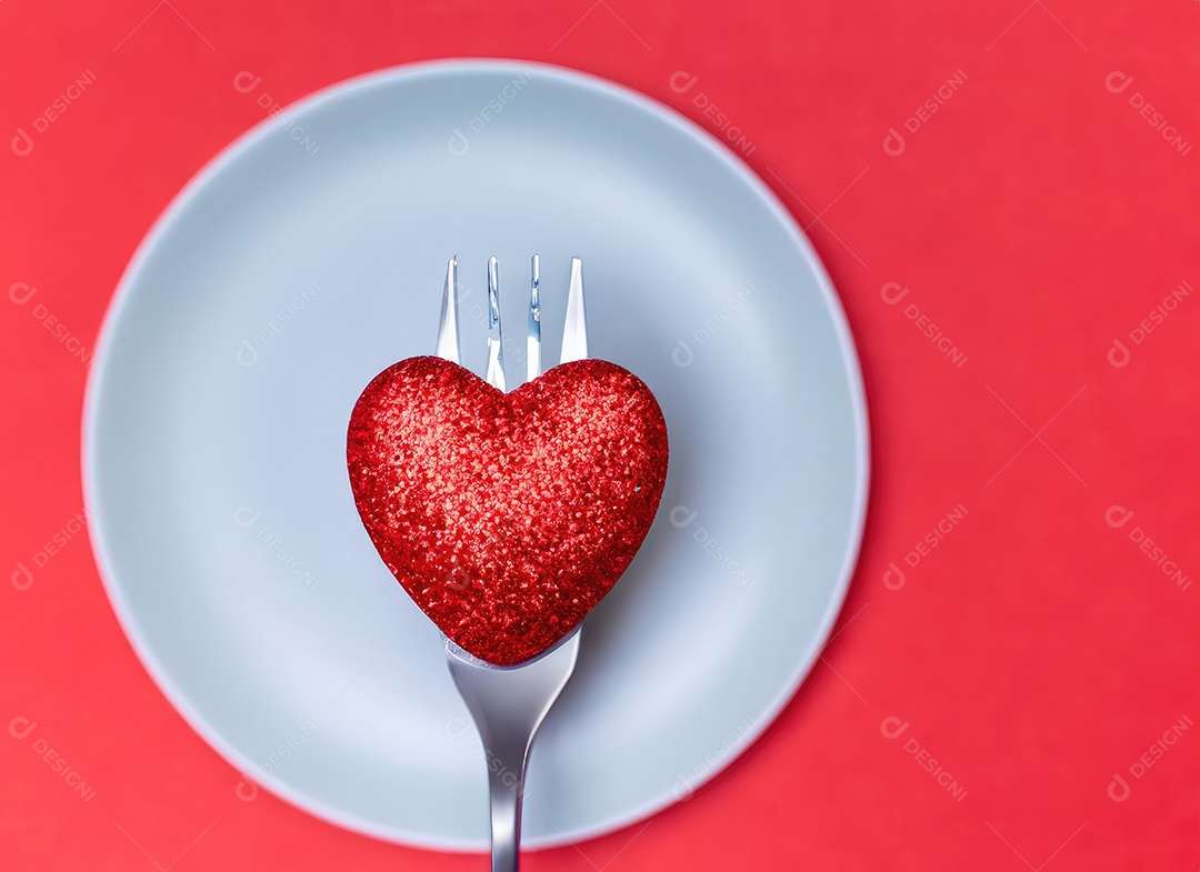 Configuração de mesa festiva. coração em um garfo de perto. conceito de férias. dia dos Namorados