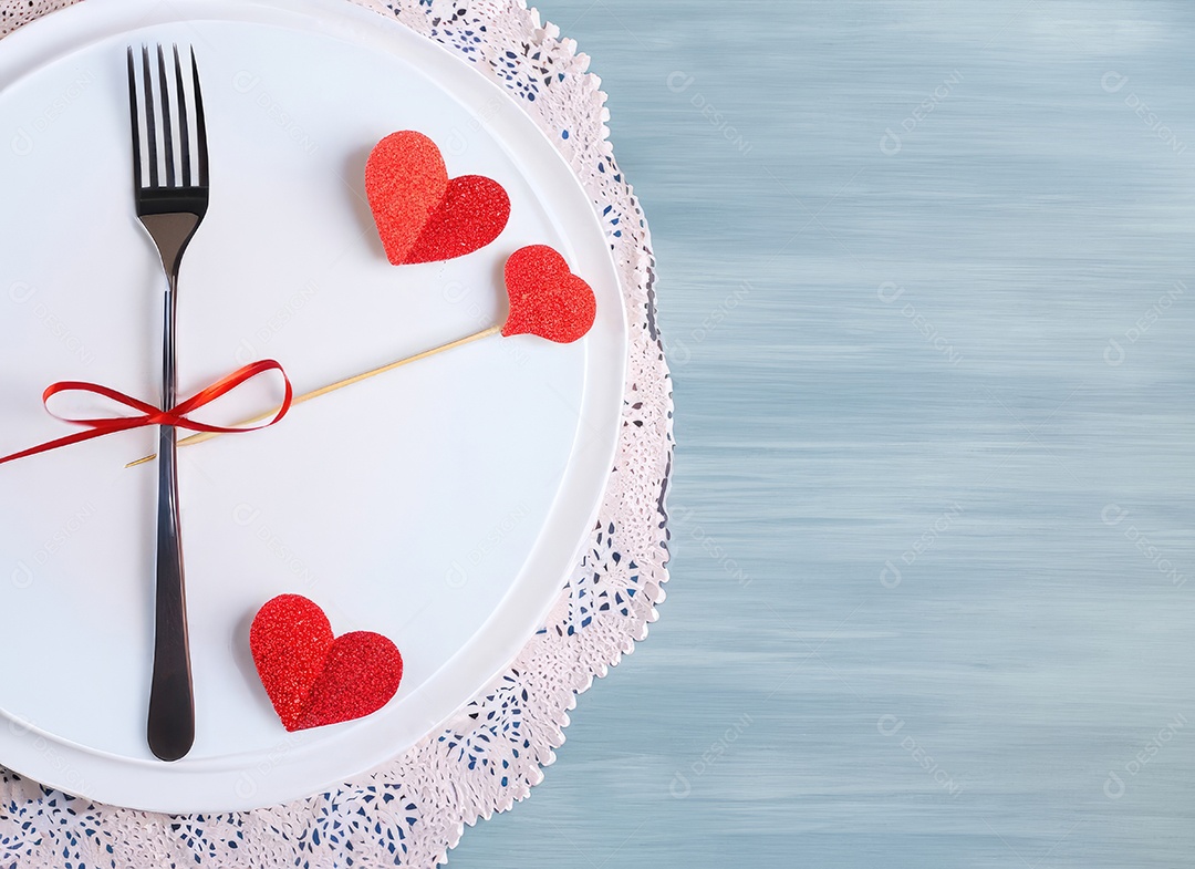 Configuração de mesa festiva. coração em um garfo de perto. conceito de férias. dia dos Namorados
