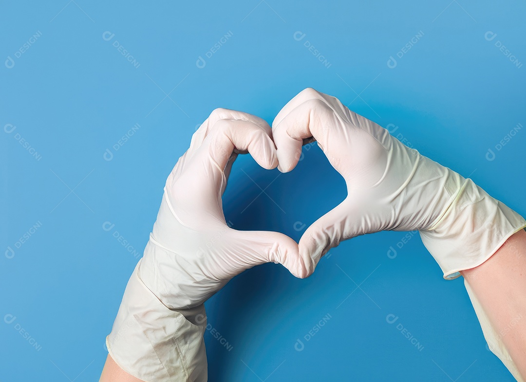 Médico entrega luvas médicas em forma de coração em fundo azul