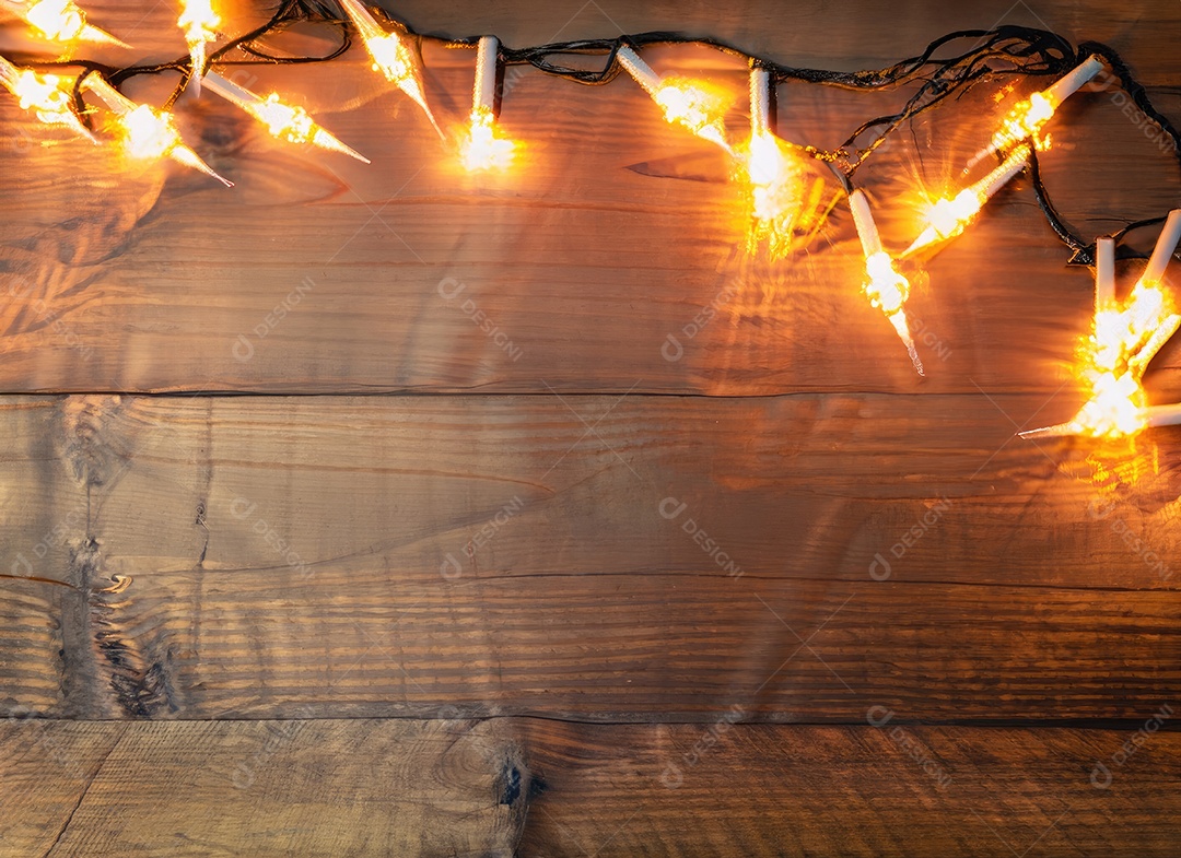 Linda luz de natal em fundo de madeira