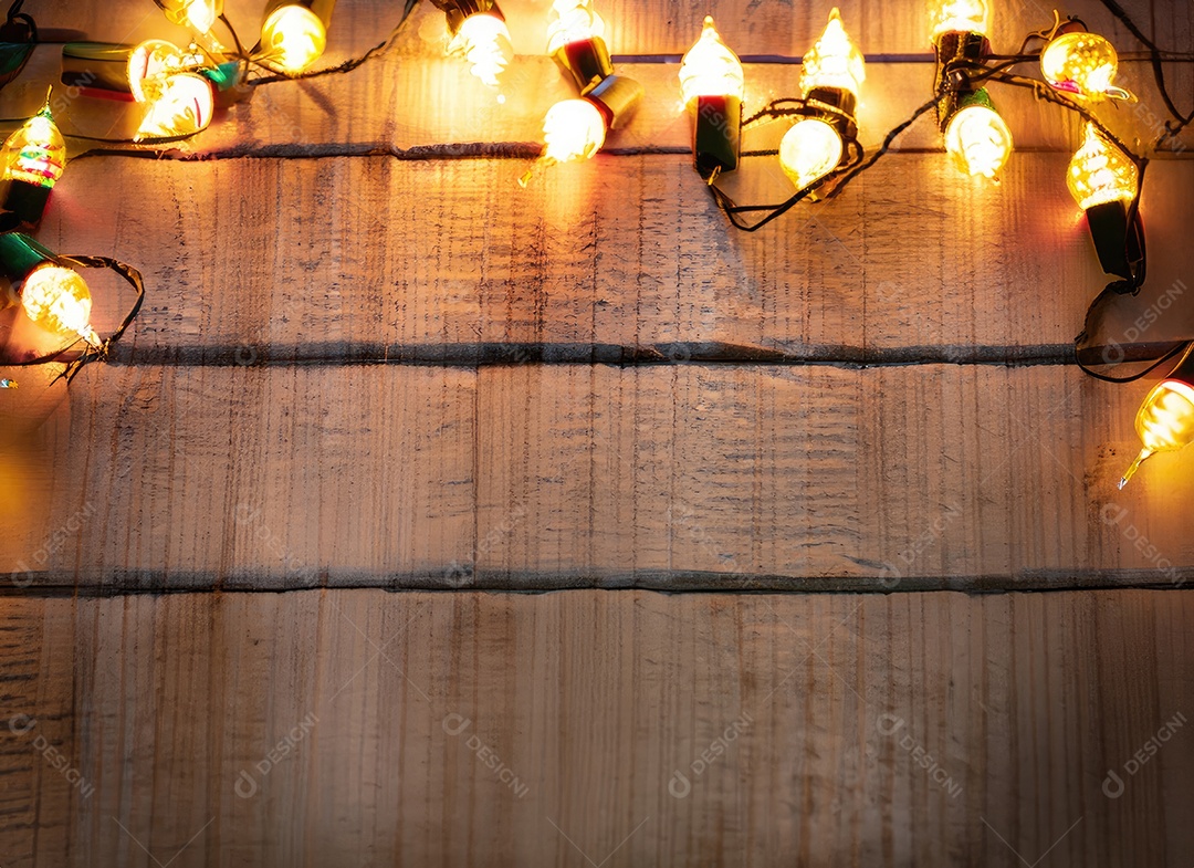 Linda luz de natal em fundo de madeira
