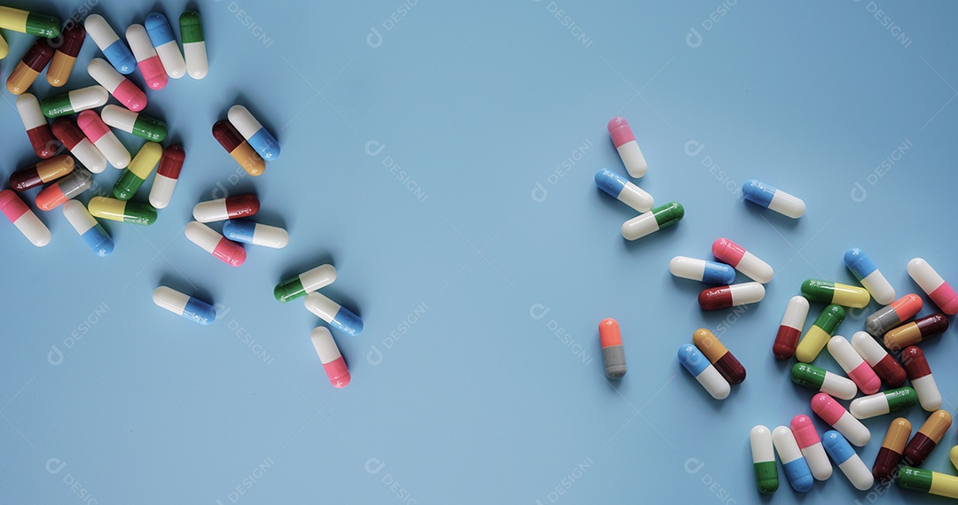Comprimidos de cápsulas de antibióticos em fundo branco