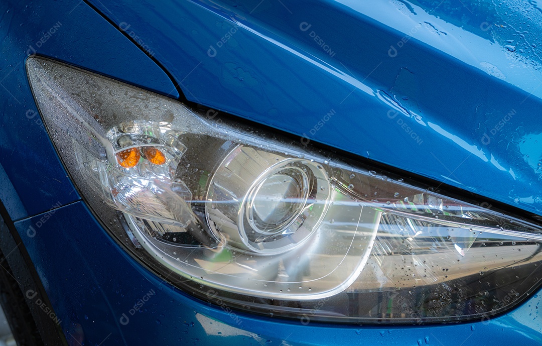 Closeup farol de carro azul está lavando com água