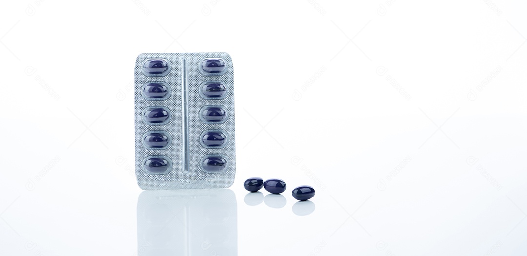 Comprimidos de cápsulas de antibióticos em fundo branco