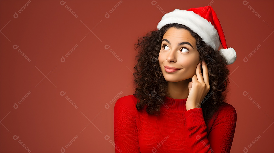 Jovem mulher atraente usando chapéu de Papai Noel, olhando para o espaço de cópia para promoção publicitária de ano novo