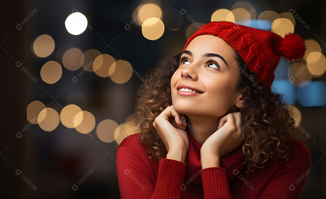 Jovem mulher atraente usando chapéu de Papai Noel, olhando para o espaço de cópia para promoção publicitária de ano novo