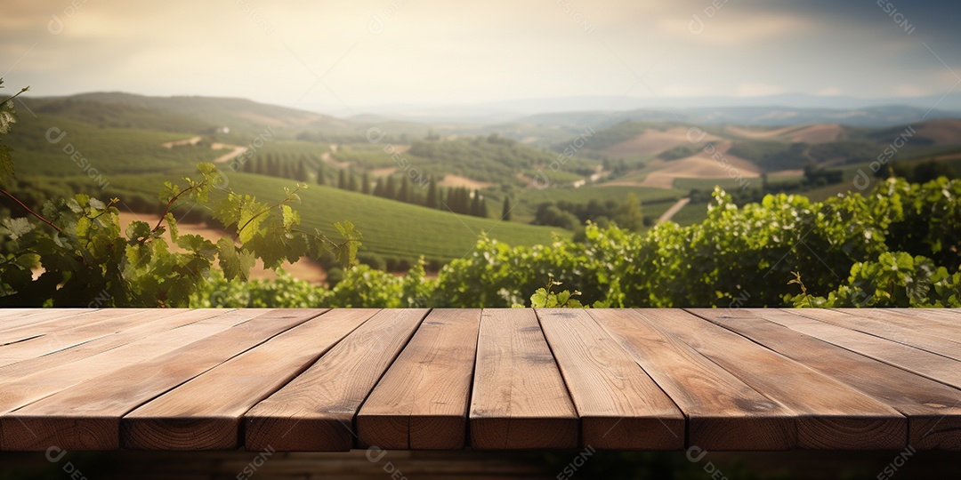 Tampo da mesa de madeira sobre fundo desfocado da paisagem do vinhedo