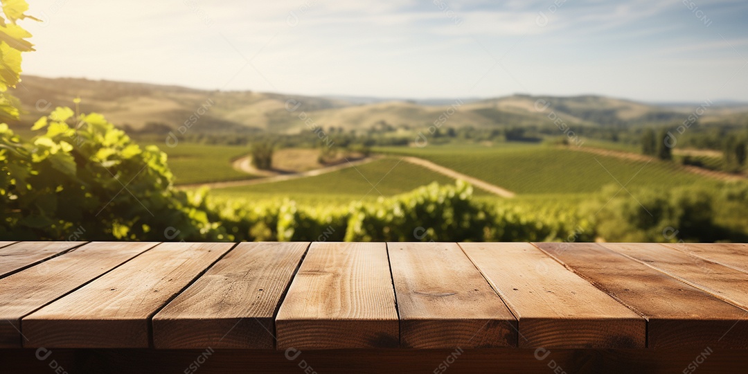 Tampo da mesa de madeira sobre fundo desfocado da paisagem do vinhedo