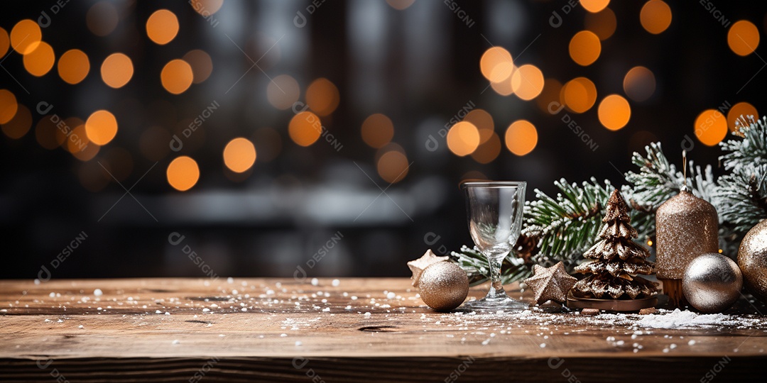 Fundo de Natal com borda de galhos de pinheiro e decorações na mesa de madeira escura