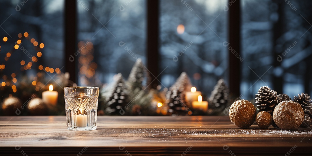 Fundo de Natal com borda de galhos de pinheiro e decorações na mesa de madeira escura