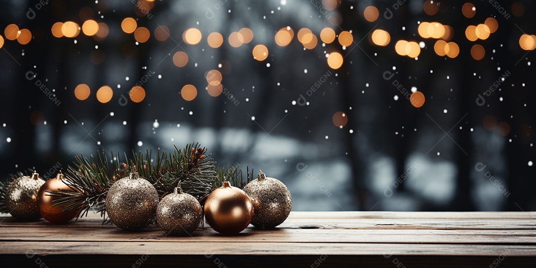 Fundo de Natal com borda de galhos de pinheiro e decorações na mesa de madeira escura