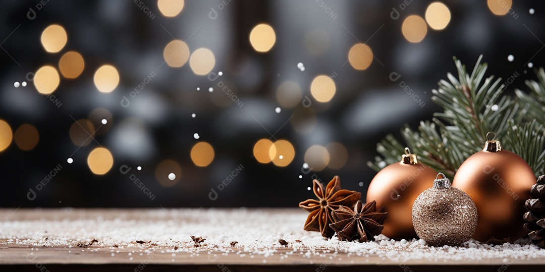 Fundo de Natal com borda de galhos de pinheiro e decorações na mesa de madeira escura