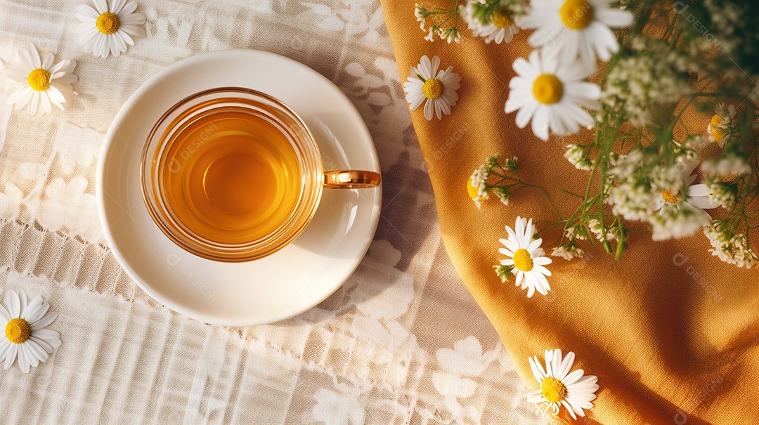 Xícara com chá de camomila