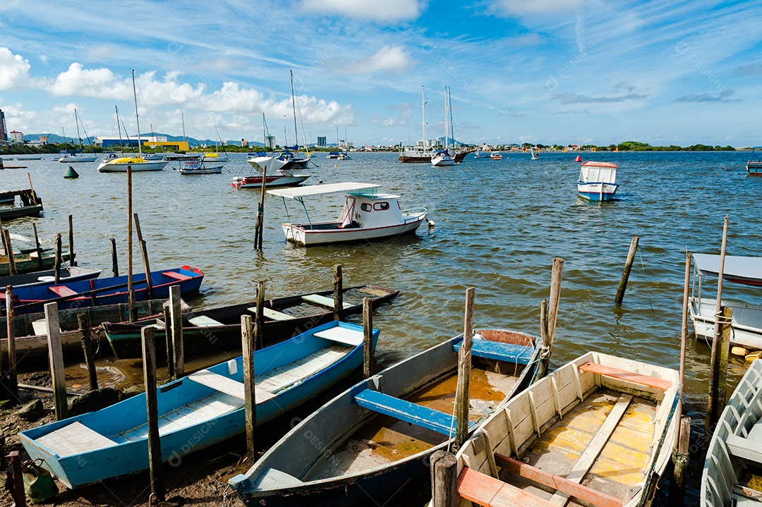 Barcos sobre beira lago