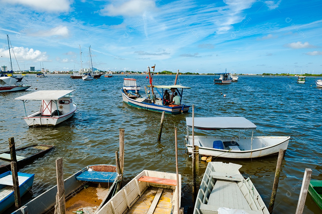 Barcos sobre beira lago