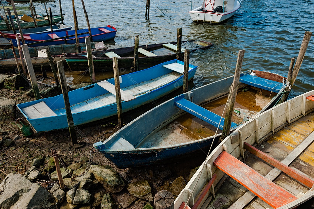 Barcos sobre beira lago
