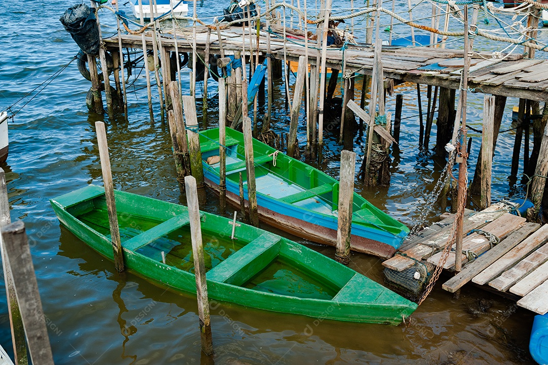 Barcos sobre beira lago