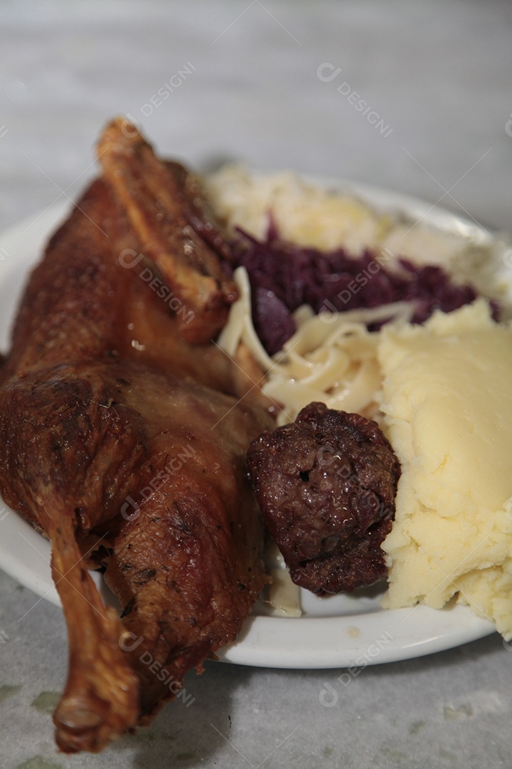 Prato de comida sobre uma mesa