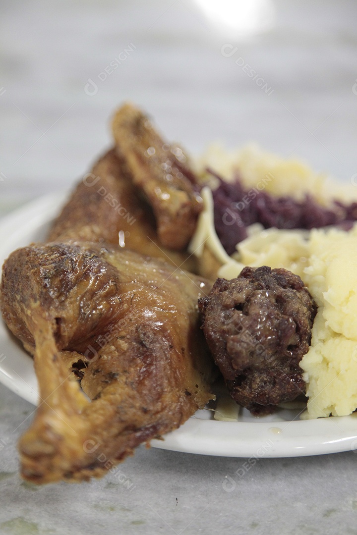 Prato de comida sobre uma mesa