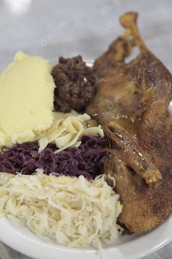 Prato de comida sobre uma mesa