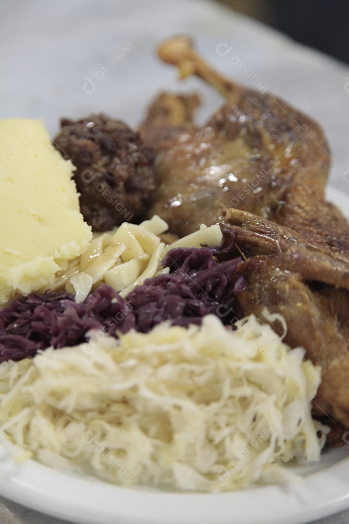 Prato de comida sobre uma mesa