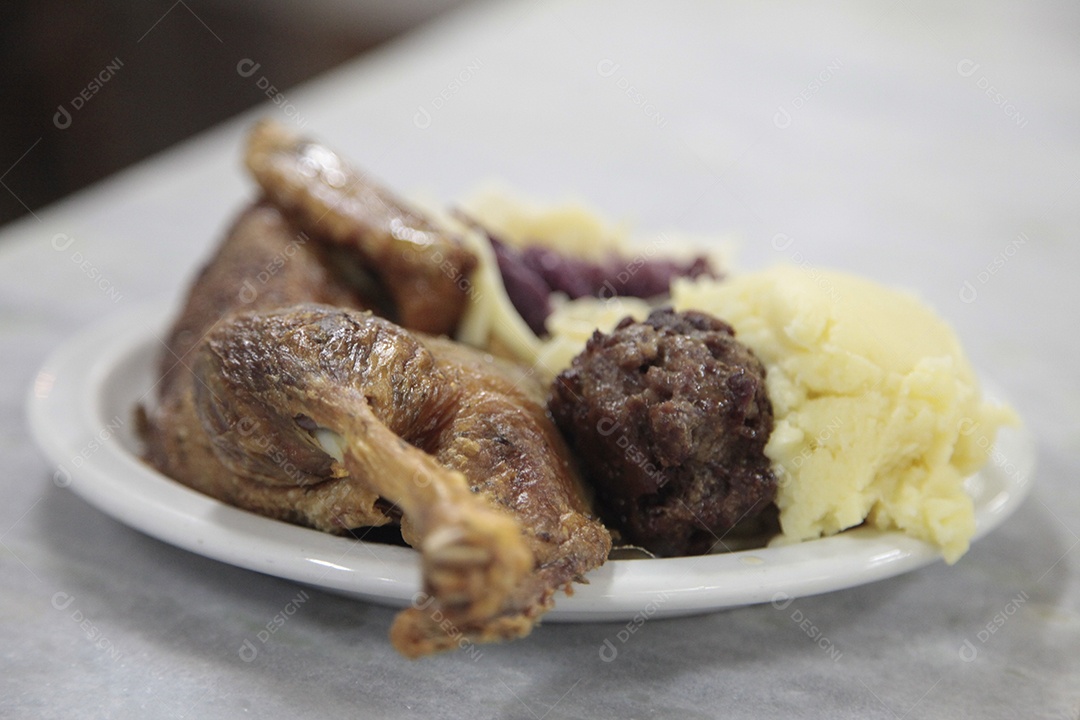 Prato de comida sobre uma mesa