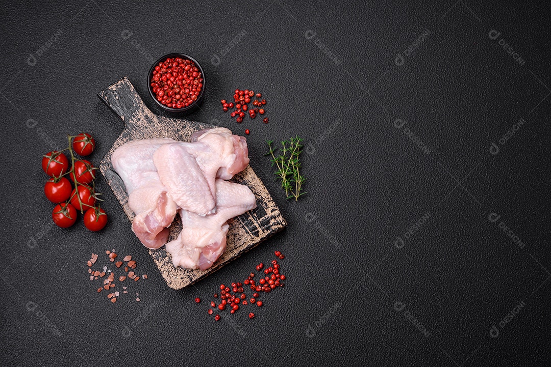 Linda placa cerâmica redonda vazia sobre um fundo de concreto. Utensílios de cozinha para servir comida na mesa