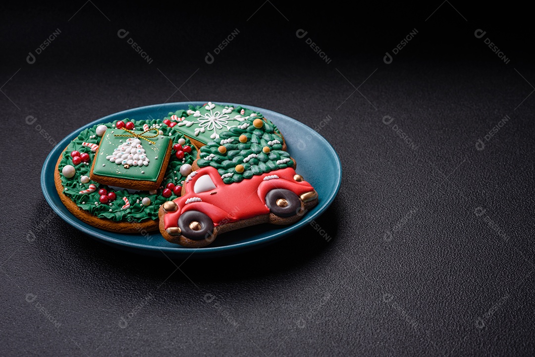 Lindos biscoitos de gengibre de Natal em uma placa cerâmica redonda sobre um fundo de concreto texturizado