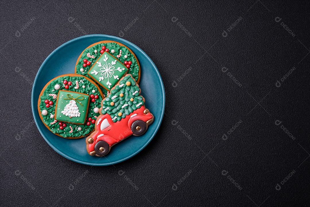 Lindos biscoitos de gengibre de Natal em uma placa cerâmica redonda sobre um fundo de concreto texturizado