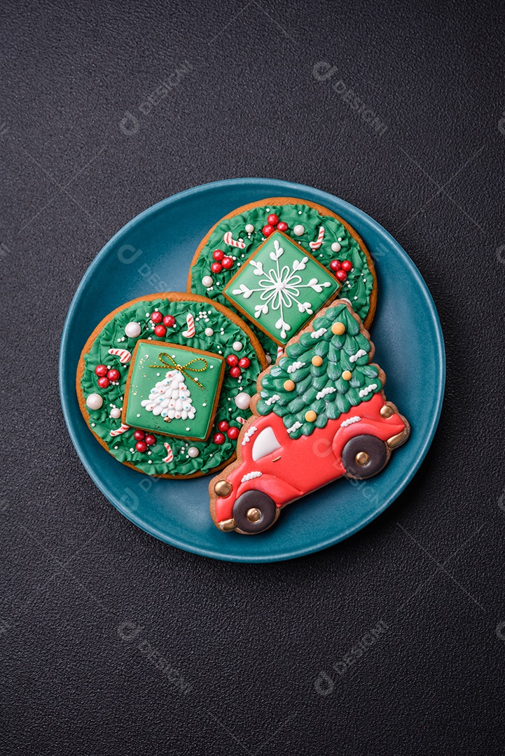 Lindos biscoitos de gengibre de Natal em uma placa cerâmica redonda sobre um fundo de concreto texturizado