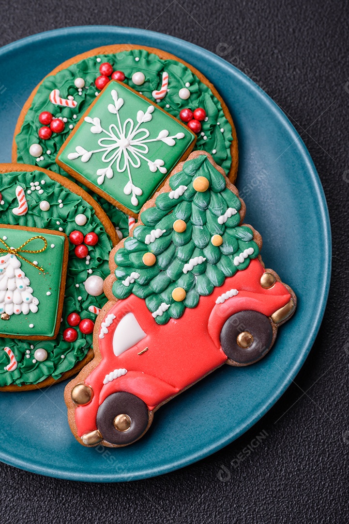 Lindos biscoitos de gengibre de Natal em uma placa cerâmica redonda sobre um fundo de concreto texturizado